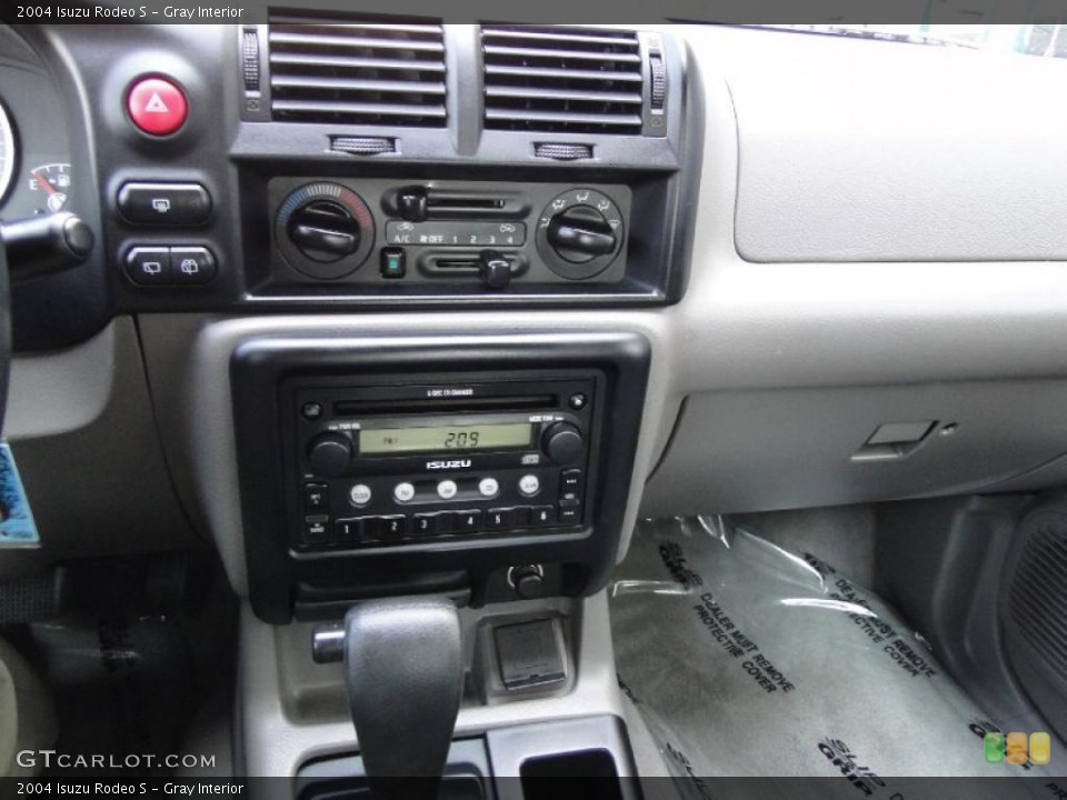 Gray Interior Controls for the 2004 Isuzu Rodeo S #47256992