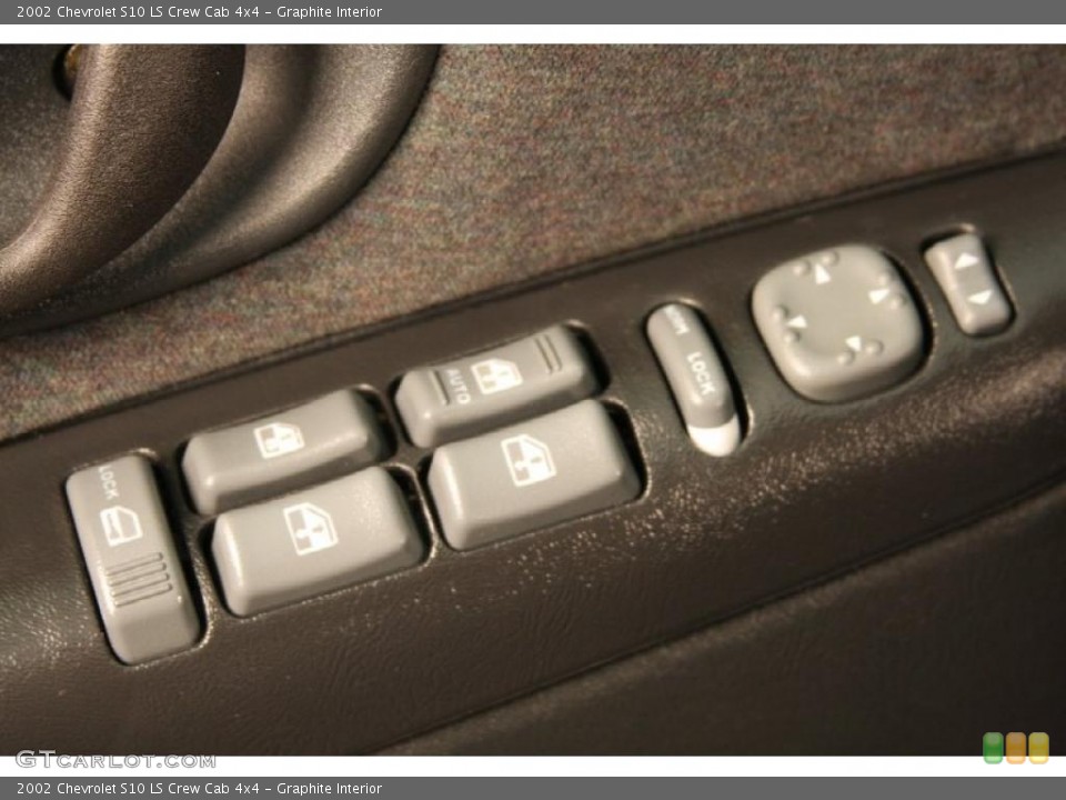 Graphite Interior Controls for the 2002 Chevrolet S10 LS Crew Cab 4x4 #47262011