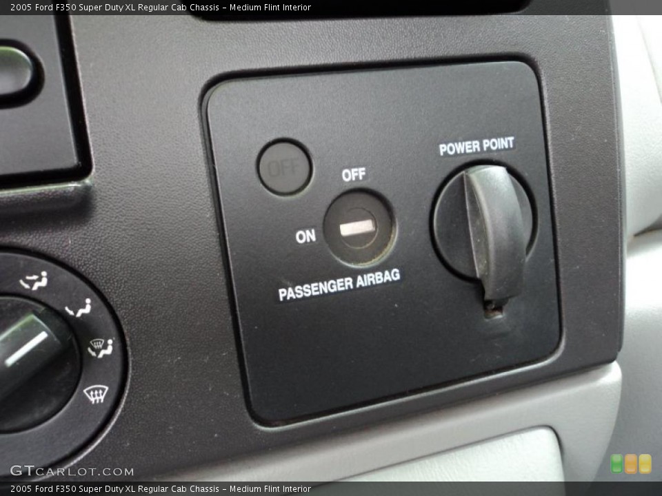 Medium Flint Interior Controls for the 2005 Ford F350 Super Duty XL Regular Cab Chassis #47296073