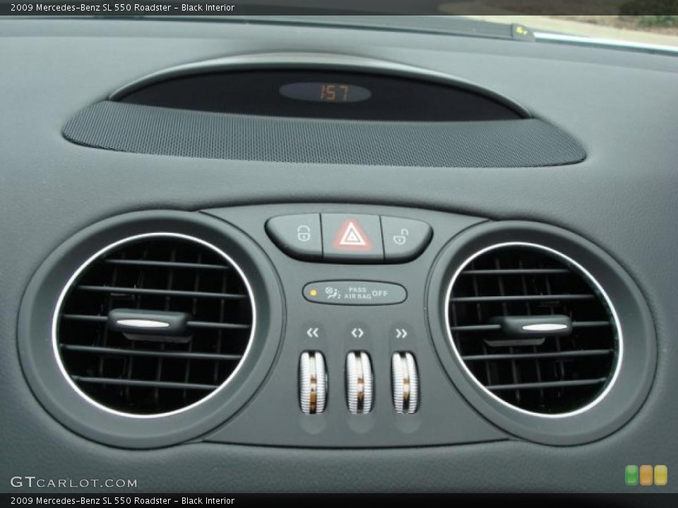Black Interior Controls for the 2009 Mercedes-Benz SL 550 Roadster #47320136