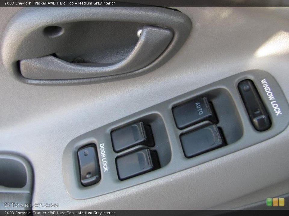 Medium Gray Interior Controls for the 2003 Chevrolet Tracker 4WD Hard Top #47356421