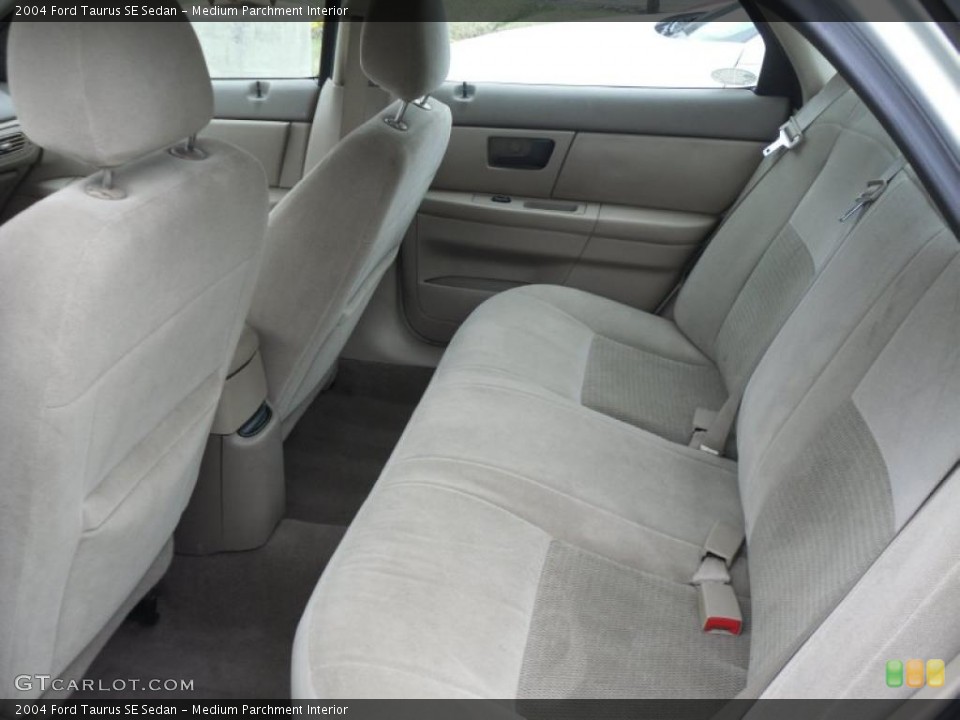 Medium Parchment Interior Photo for the 2004 Ford Taurus SE Sedan #47372417