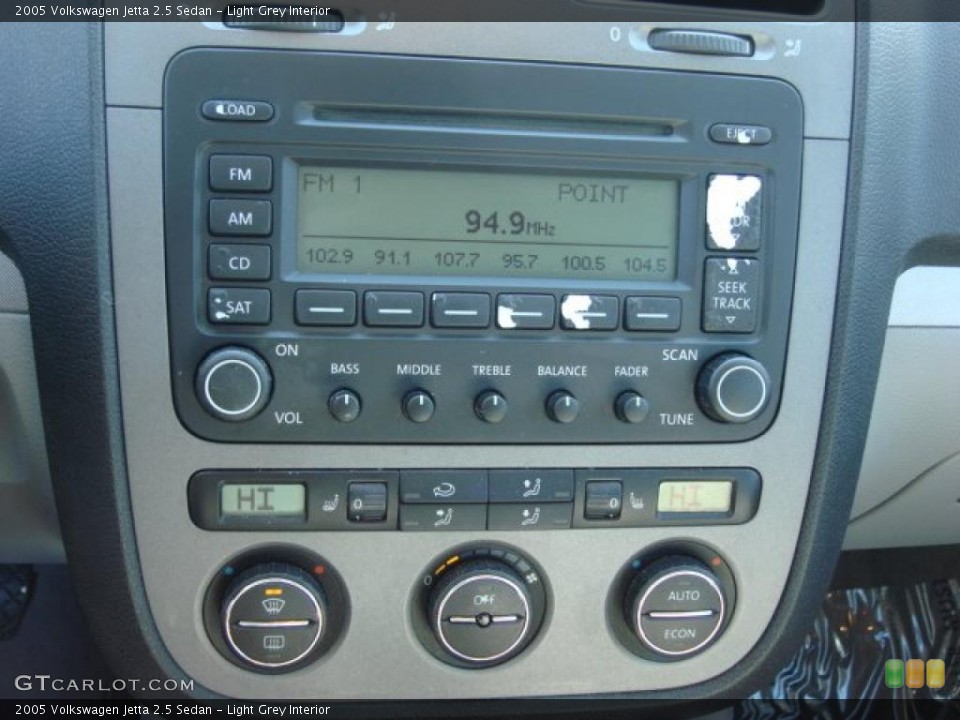 Light Grey Interior Controls for the 2005 Volkswagen Jetta 2.5 Sedan #47373386
