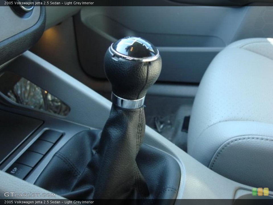 Light Grey Interior Transmission for the 2005 Volkswagen Jetta 2.5 Sedan #47373398