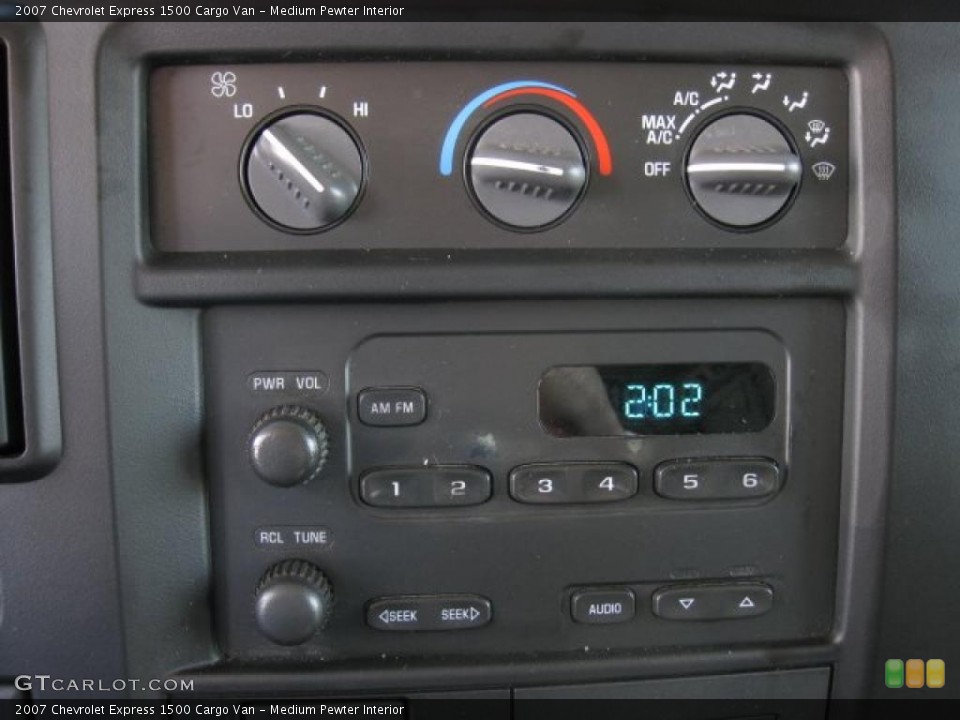 Medium Pewter Interior Controls for the 2007 Chevrolet Express 1500 Cargo Van #47374001