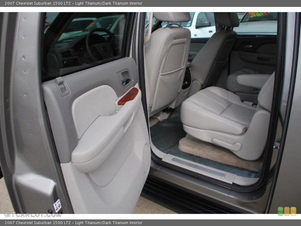 Light Titanium/Dark Titanium Interior Photo for the 2007 Chevrolet Suburban 1500 LTZ #47382038