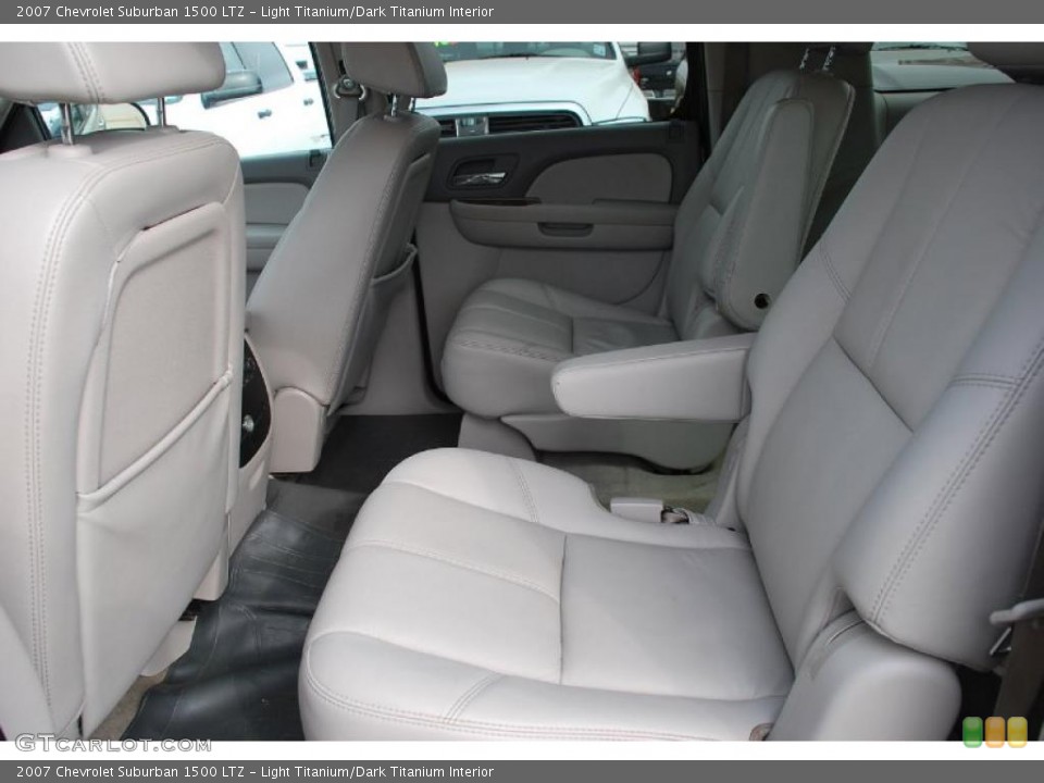 Light Titanium/Dark Titanium Interior Photo for the 2007 Chevrolet Suburban 1500 LTZ #47382053