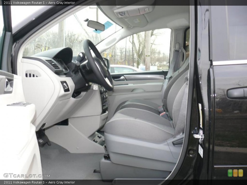 Aero Gray Interior Photo for the 2011 Volkswagen Routan S #47390141