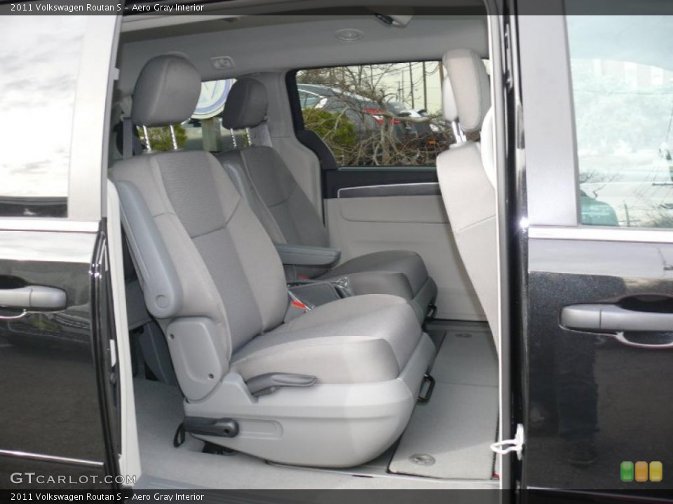 Aero Gray Interior Photo for the 2011 Volkswagen Routan S #47390213
