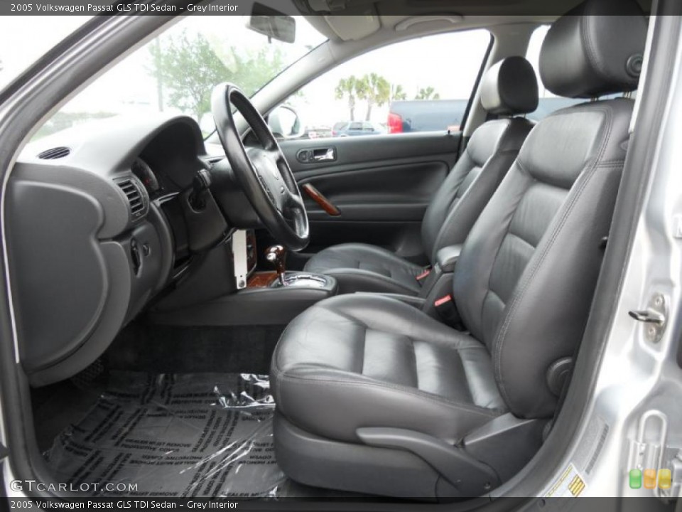 Grey Interior Photo for the 2005 Volkswagen Passat GLS TDI Sedan #47393357