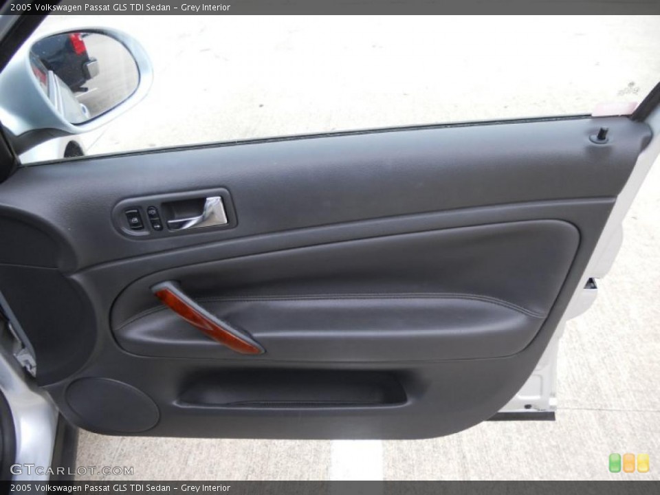 Grey Interior Door Panel for the 2005 Volkswagen Passat GLS TDI Sedan #47393381