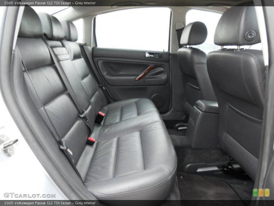 Grey Interior Photo for the 2005 Volkswagen Passat GLS TDI Sedan #47393411