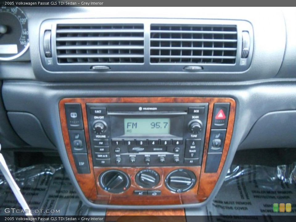 Grey Interior Controls for the 2005 Volkswagen Passat GLS TDI Sedan #47393447