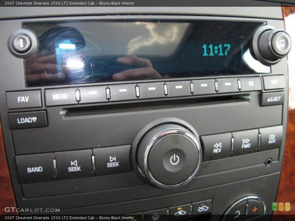 Ebony Black Interior Controls for the 2007 Chevrolet Silverado 1500 LTZ Extended Cab #47440713