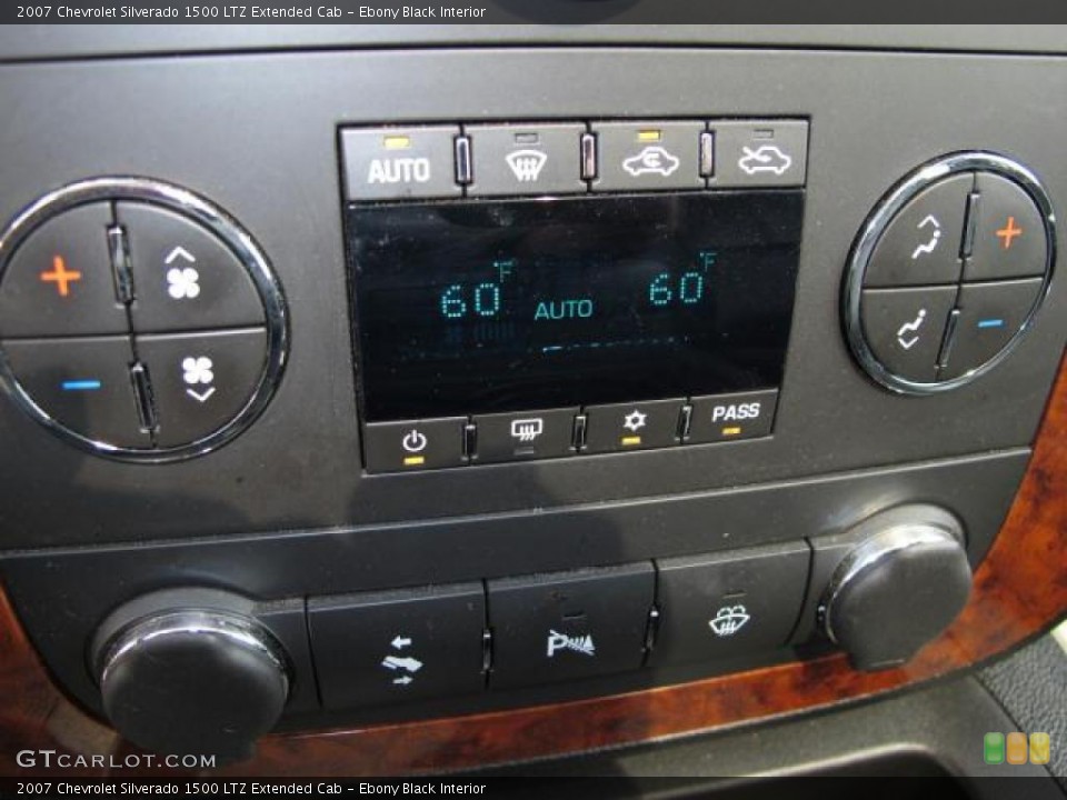 Ebony Black Interior Controls for the 2007 Chevrolet Silverado 1500 LTZ Extended Cab #47440722