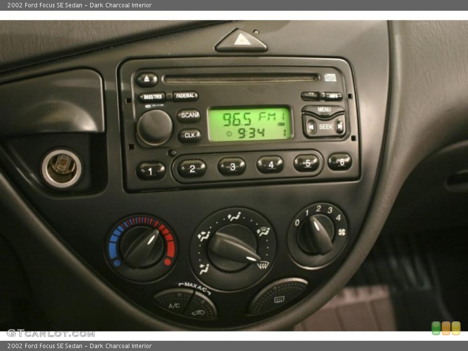 Dark Charcoal Interior Controls for the 2002 Ford Focus SE Sedan #47448238