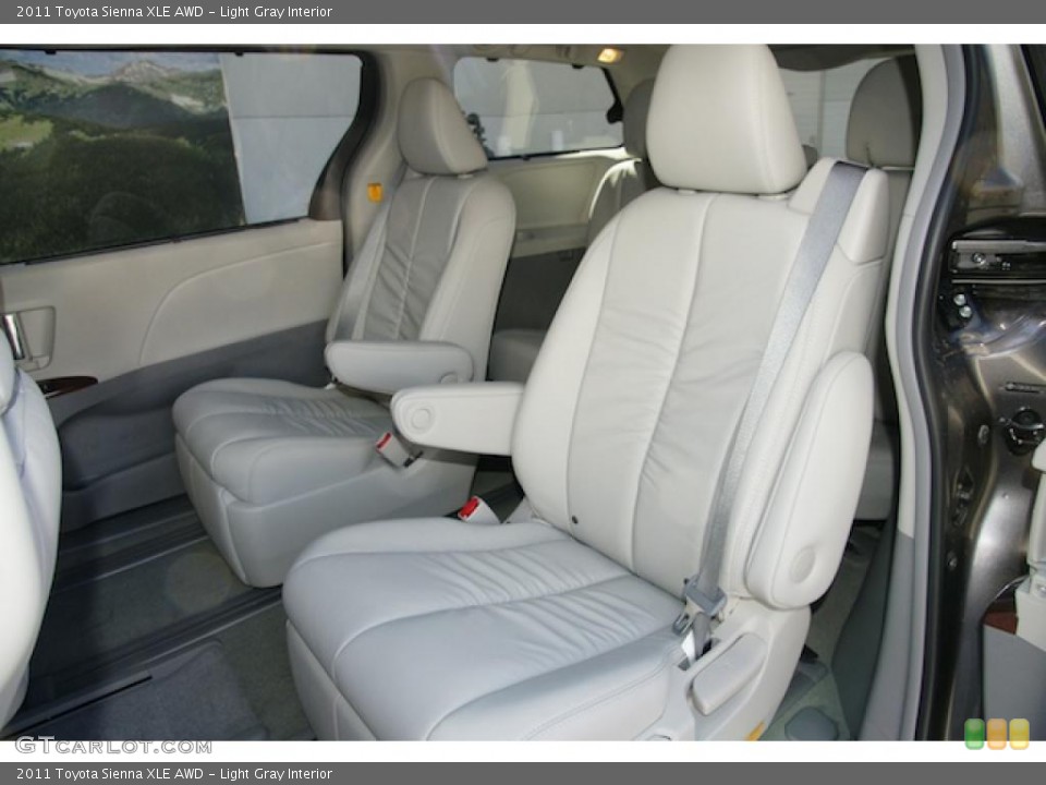 Light Gray Interior Photo for the 2011 Toyota Sienna XLE AWD #47465044