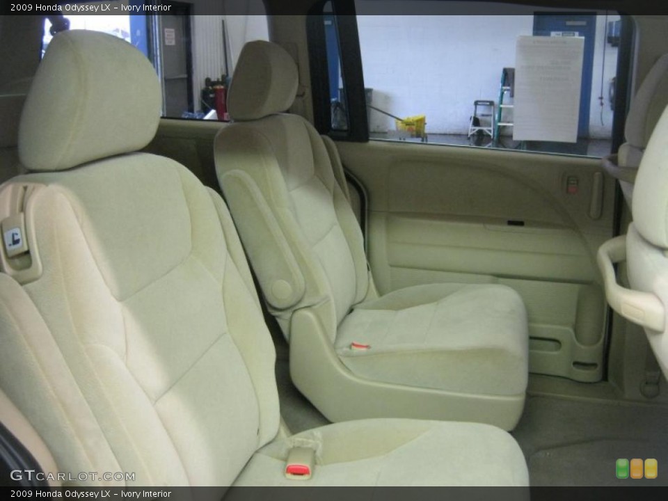 Ivory Interior Photo for the 2009 Honda Odyssey LX #47471071
