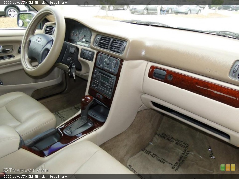 Light Beige Interior Dashboard for the 2000 Volvo S70 GLT SE #47546354
