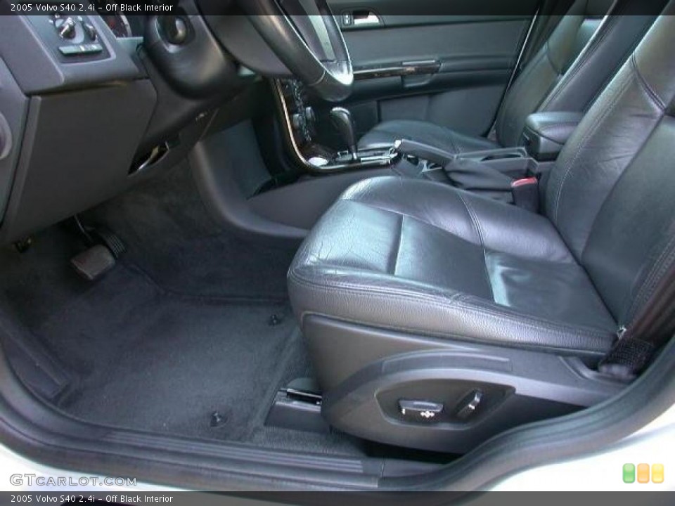 Off Black Interior Photo for the 2005 Volvo S40 2.4i #47546774
