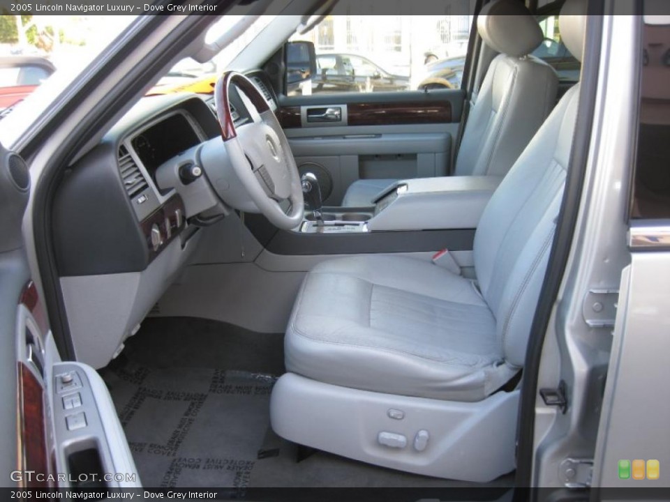 Dove Grey Interior Photo for the 2005 Lincoln Navigator Luxury #47552102