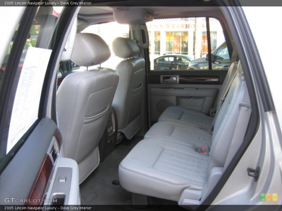 Dove Grey Interior Photo for the 2005 Lincoln Navigator Luxury #47552123