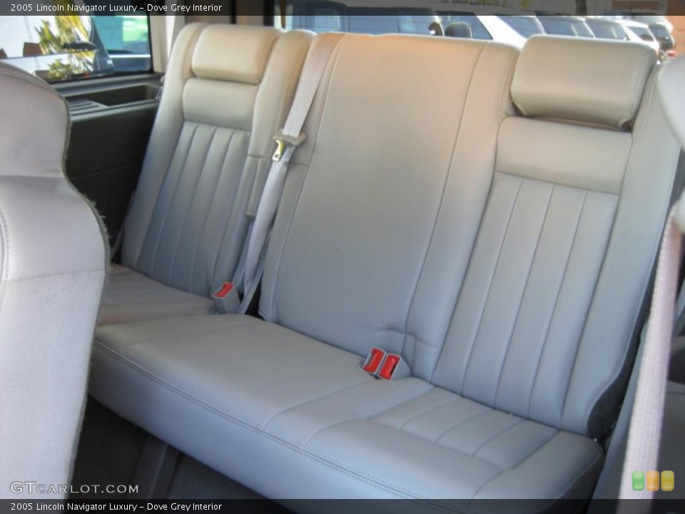 Dove Grey Interior Photo for the 2005 Lincoln Navigator Luxury #47552138