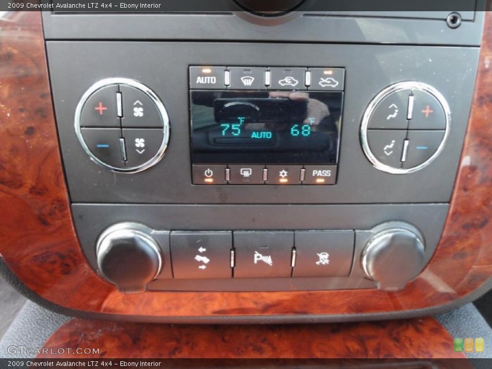 Ebony Interior Controls for the 2009 Chevrolet Avalanche LTZ 4x4 #47553221