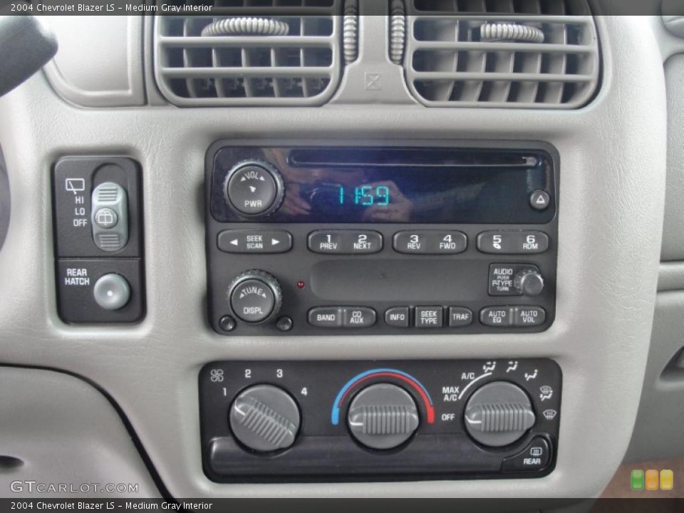 Medium Gray Interior Controls for the 2004 Chevrolet Blazer LS #47568644