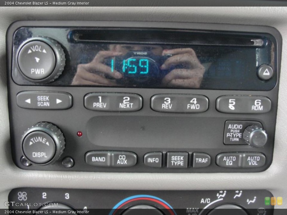 Medium Gray Interior Controls for the 2004 Chevrolet Blazer LS #47568662