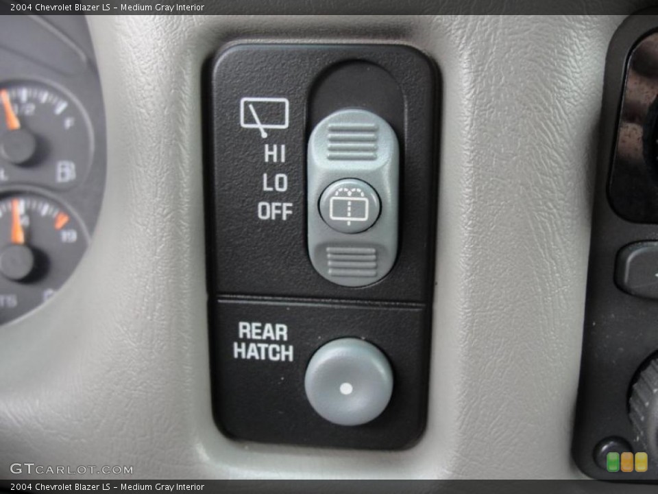 Medium Gray Interior Controls for the 2004 Chevrolet Blazer LS #47568689