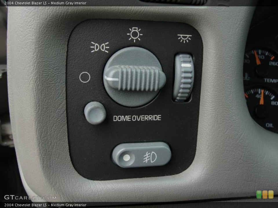 Medium Gray Interior Controls for the 2004 Chevrolet Blazer LS #47568749