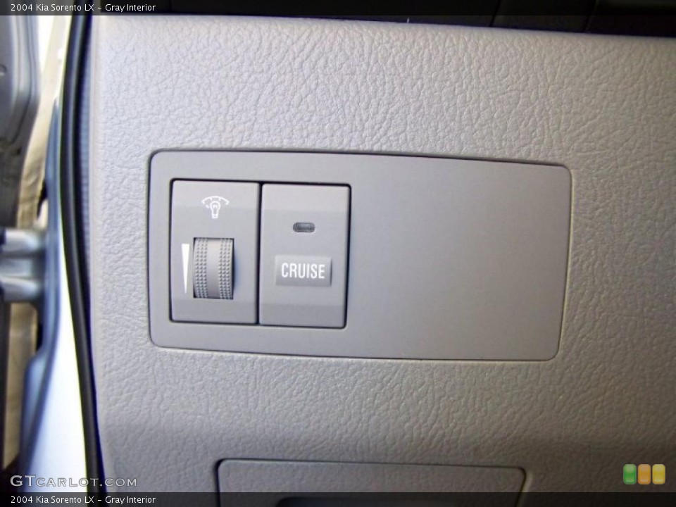 Gray Interior Controls for the 2004 Kia Sorento LX #47591515