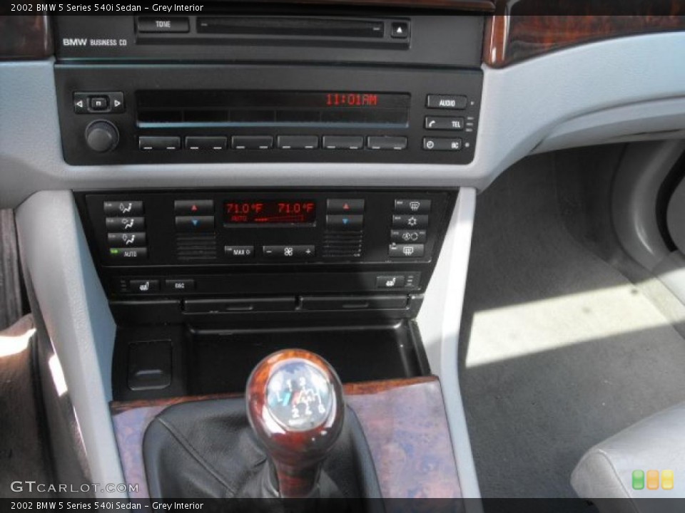 Grey Interior Controls for the 2002 BMW 5 Series 540i Sedan #47613254