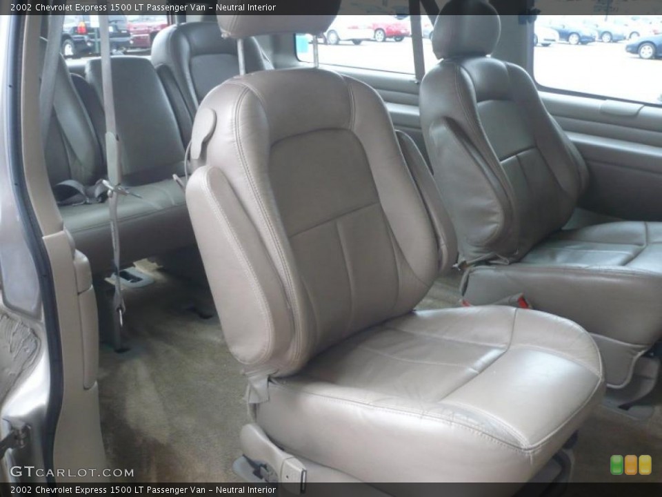 Neutral Interior Photo for the 2002 Chevrolet Express 1500 LT Passenger Van #47651926