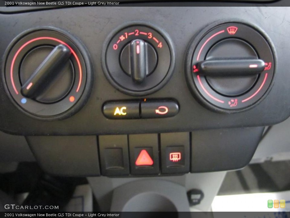 Light Grey Interior Controls for the 2001 Volkswagen New Beetle GLS TDI Coupe #47653732