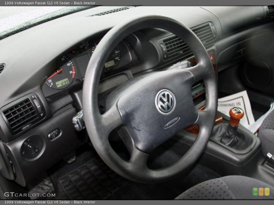 Black Interior Photo for the 1999 Volkswagen Passat GLS V6 Sedan #47708588