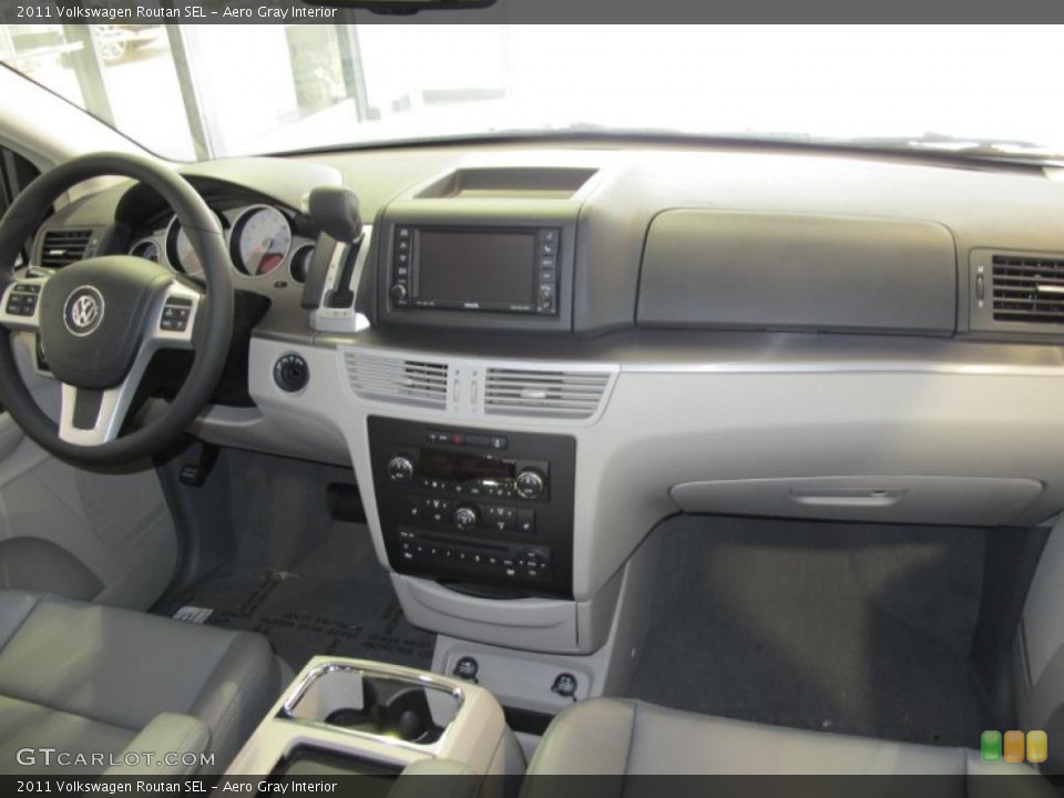 Aero Gray Interior Photo for the 2011 Volkswagen Routan SEL #47711949
