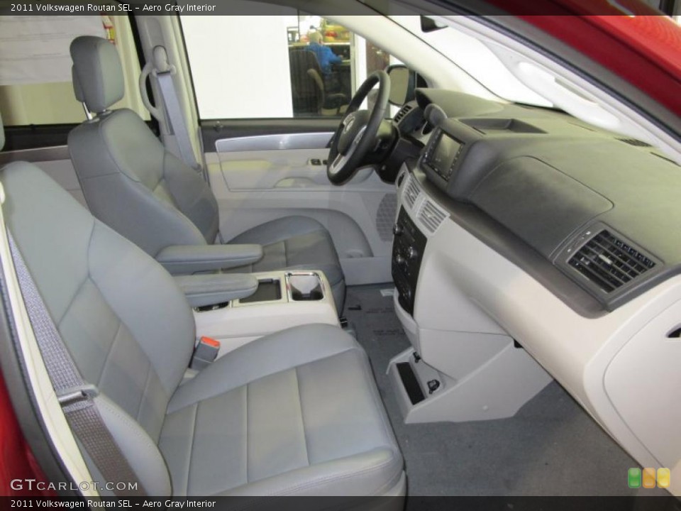 Aero Gray Interior Photo for the 2011 Volkswagen Routan SEL #47711964