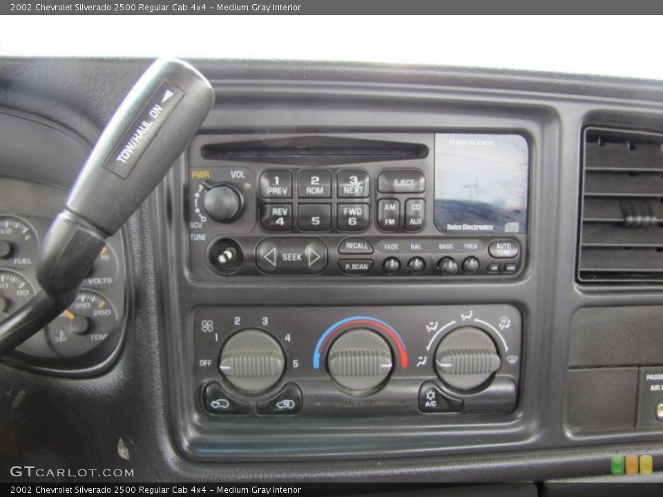 Medium Gray Interior Controls for the 2002 Chevrolet Silverado 2500 Regular Cab 4x4 #47752442
