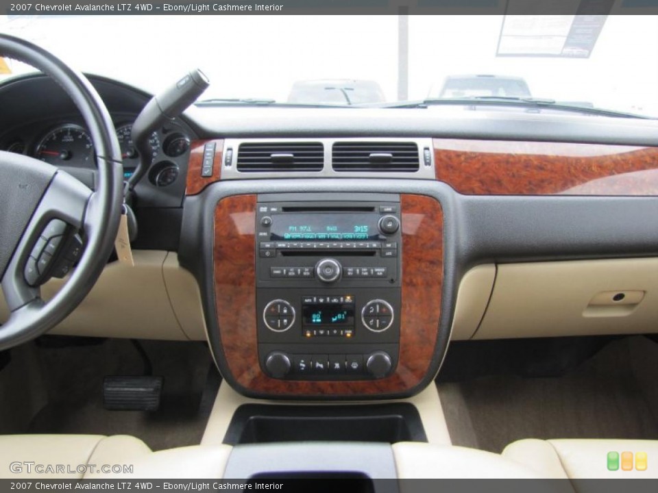 Ebony/Light Cashmere Interior Controls for the 2007 Chevrolet Avalanche LTZ 4WD #47752652