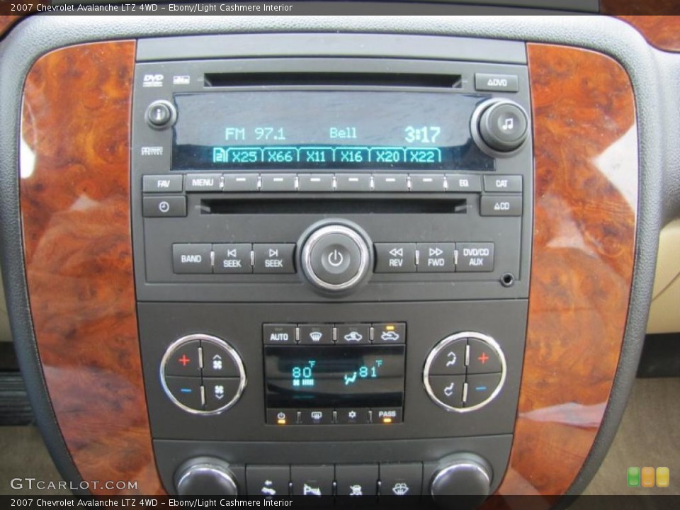 Ebony/Light Cashmere Interior Controls for the 2007 Chevrolet Avalanche LTZ 4WD #47752703