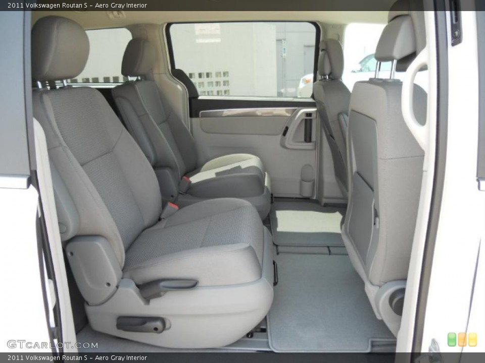 Aero Gray Interior Photo for the 2011 Volkswagen Routan S #47761915