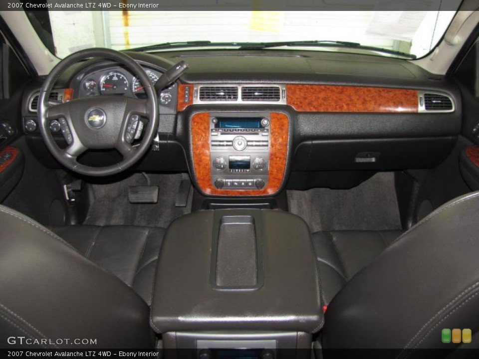 Ebony Interior Dashboard for the 2007 Chevrolet Avalanche LTZ 4WD #47771196