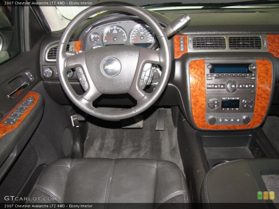 Ebony Interior Dashboard for the 2007 Chevrolet Avalanche LTZ 4WD #47771211