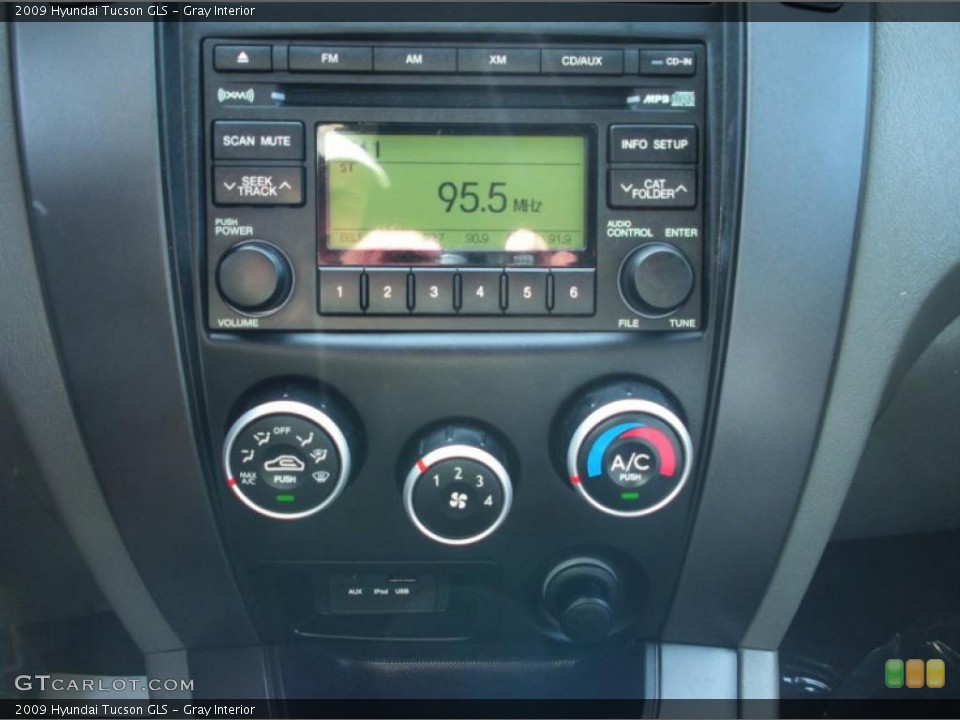 Gray Interior Controls for the 2009 Hyundai Tucson GLS #47779068