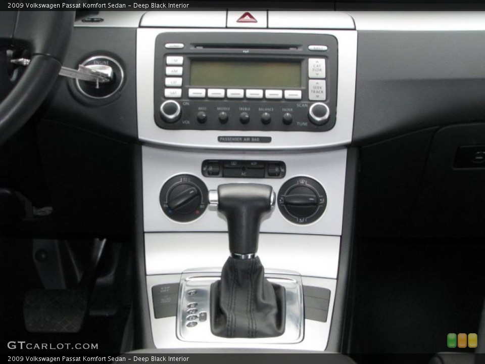 Deep Black Interior Controls for the 2009 Volkswagen Passat Komfort Sedan #47783487