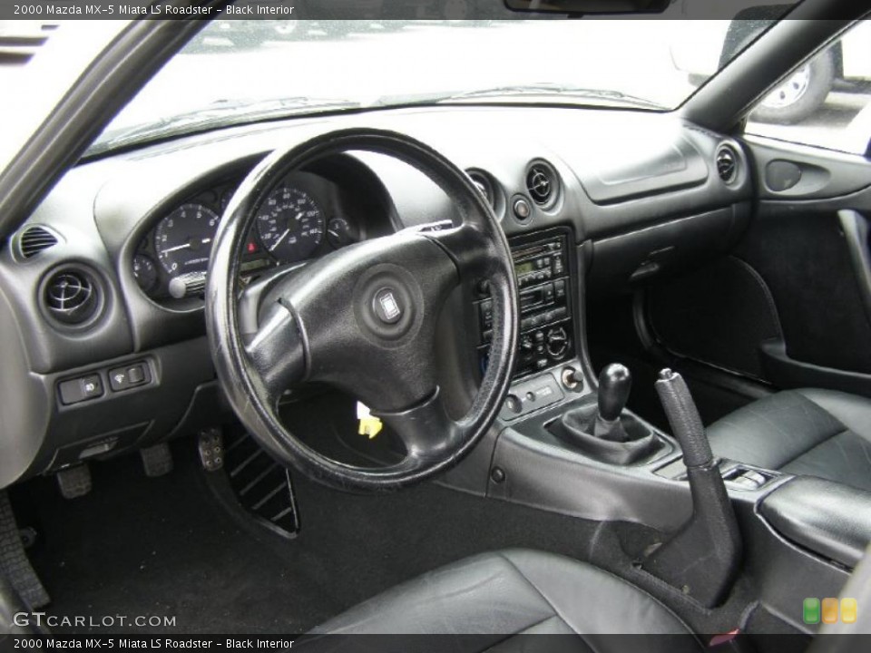Black Interior Photo for the 2000 Mazda MX-5 Miata LS Roadster #47801318