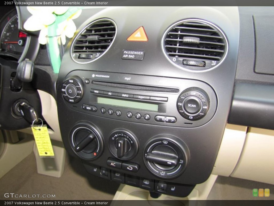 Cream Interior Controls for the 2007 Volkswagen New Beetle 2.5 Convertible #47803646