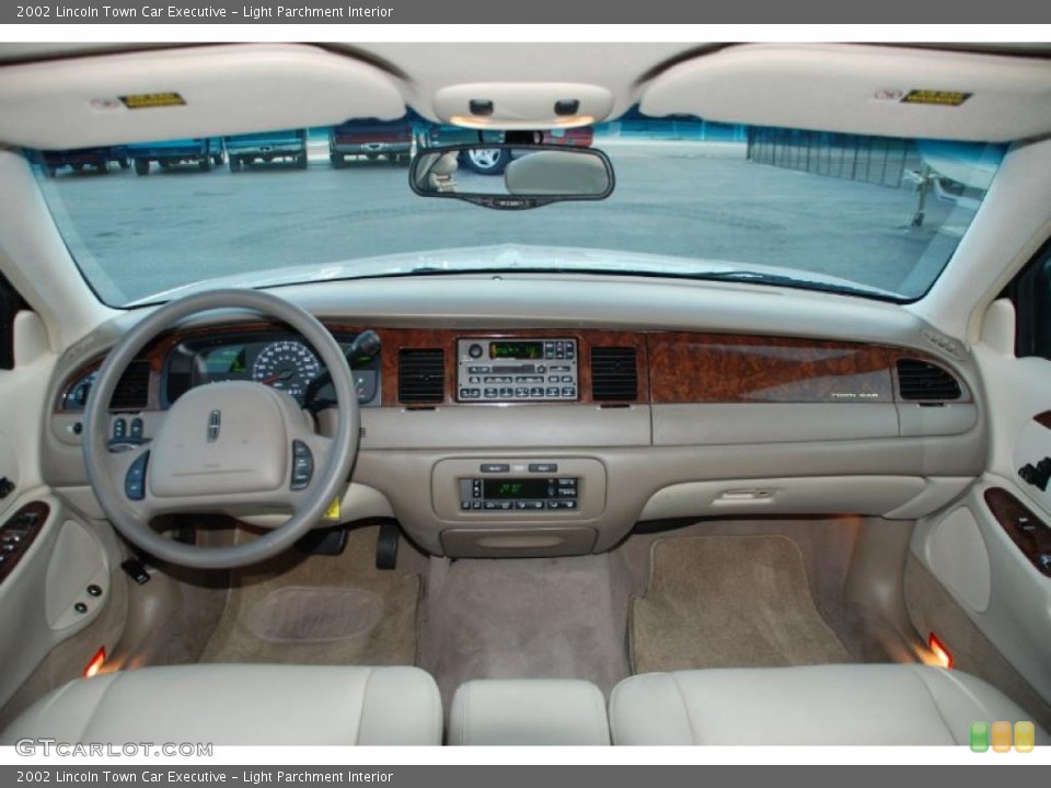 Light Parchment Interior Photo for the 2002 Lincoln Town Car Executive #47903138